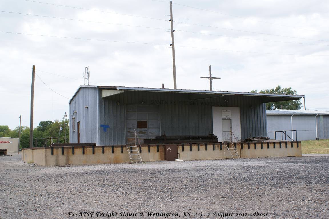 Ex ATSF Freight House  Wellington KS 001.jpg