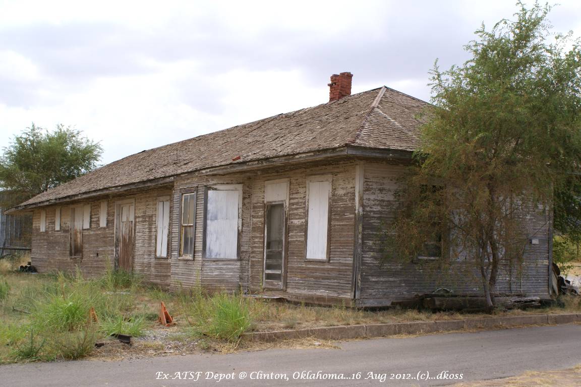 Ex- ATSF Clinton OK depot 001.jpg