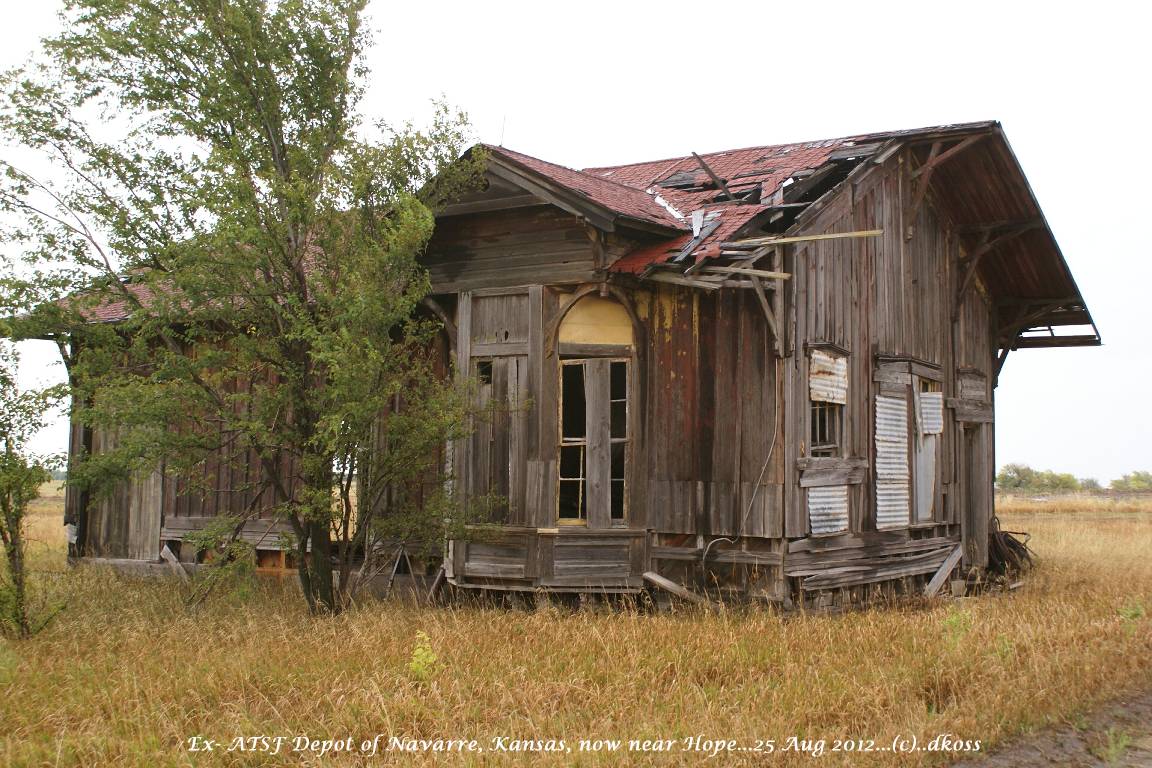 Ex-ATSF depot of Navarre KS 001.jpg