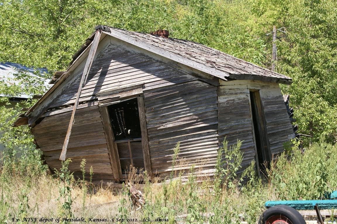 Ex-ATSF Hessdale KS depot 001.jpg