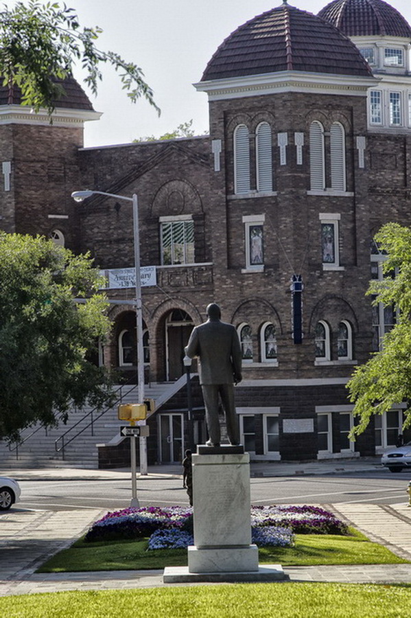 MLK facing the 16th street Baptist church