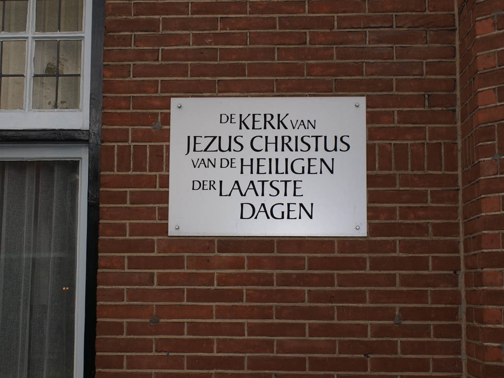 Hilversum, kerk van JC bord, 2008.jpg