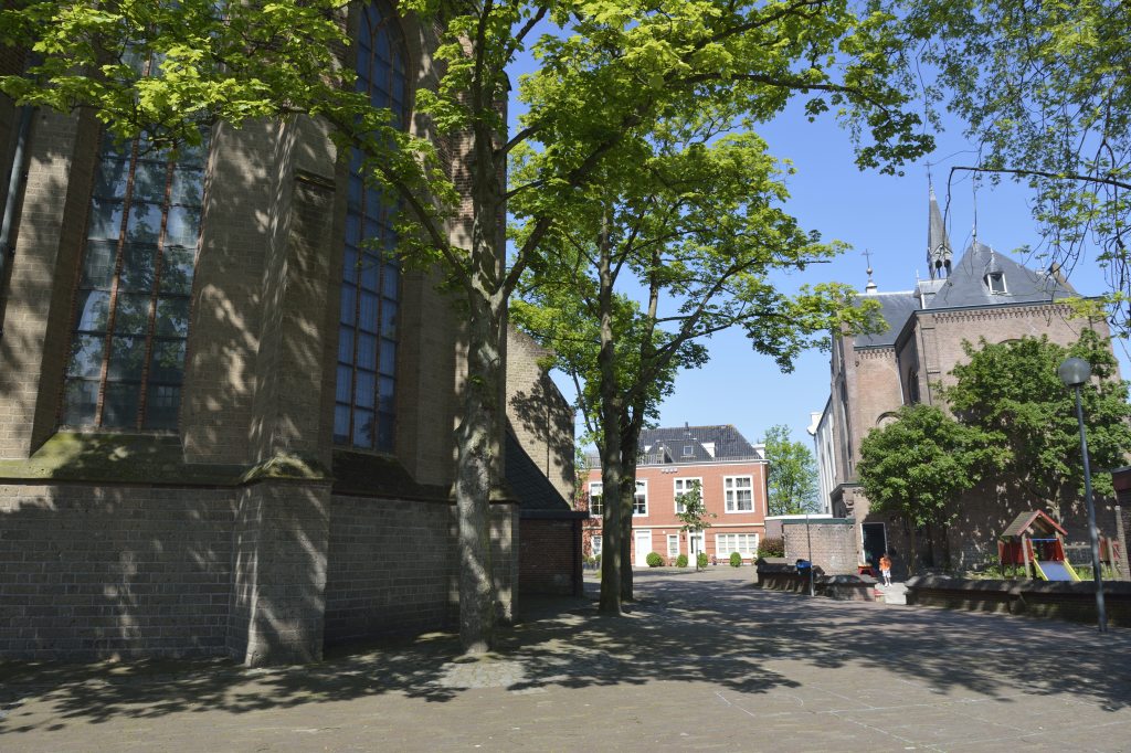 Muiden, prot gem st Nicolaaskerk 37 [011], plus RK h Nicolaaskerk, 2012.jpg