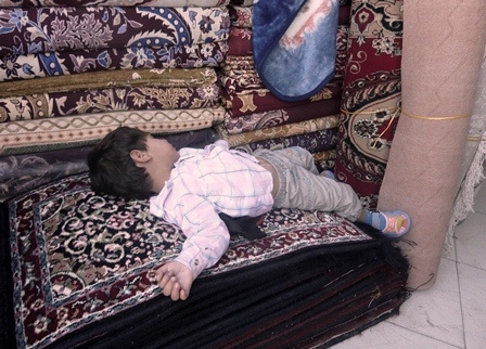 Sieste sur les tapis de papa
