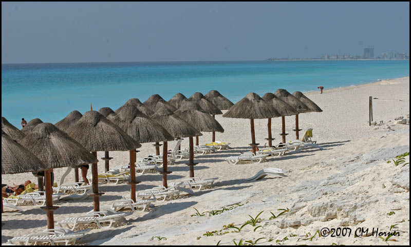 6173 Palapas en la playa.jpg