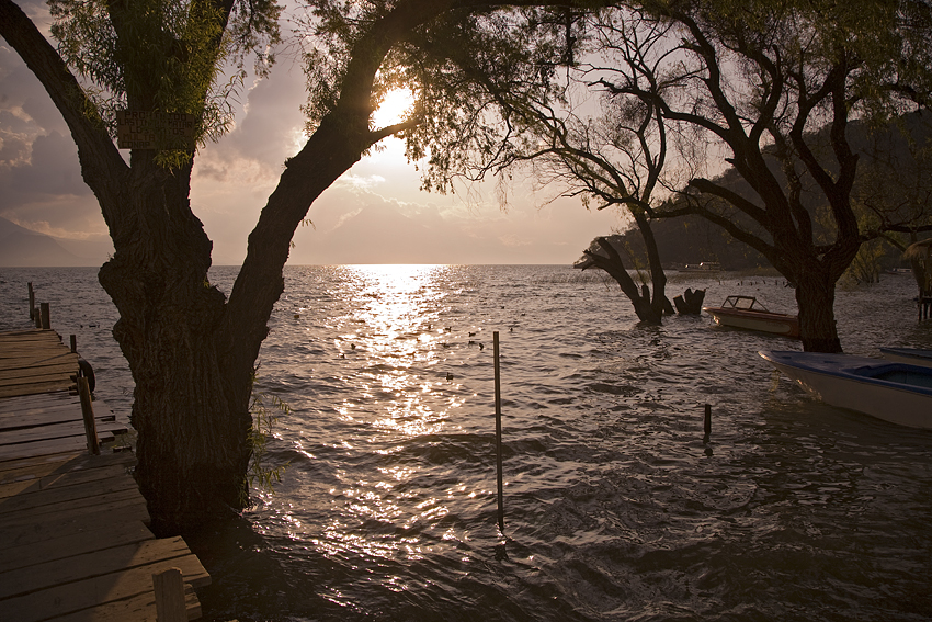 embarcadero en el lago