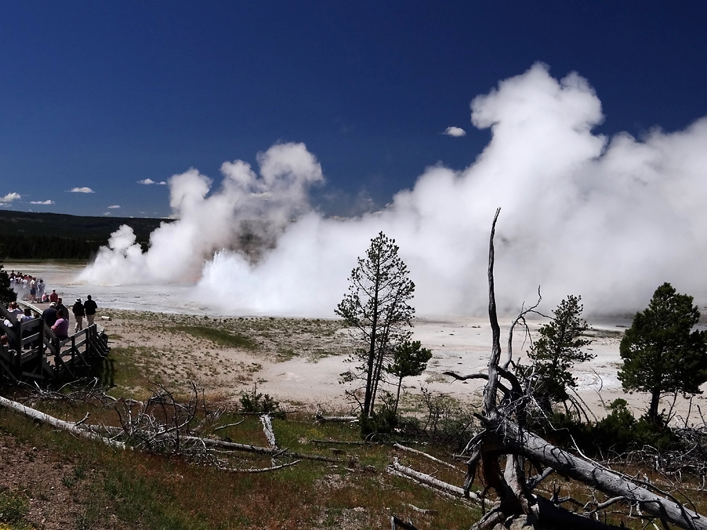 Geyser DSC01764  Yellowstone Wy HX100.jpg