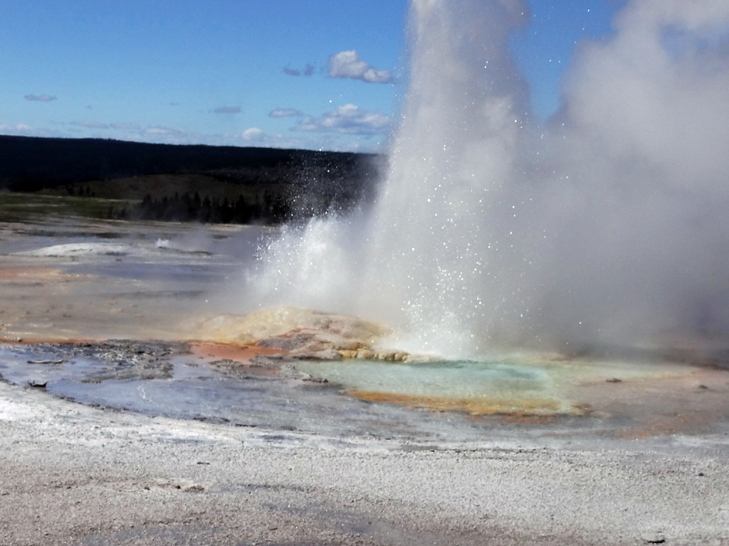 Geyser DSC01767  Yellowstone Wy HX100.jpg