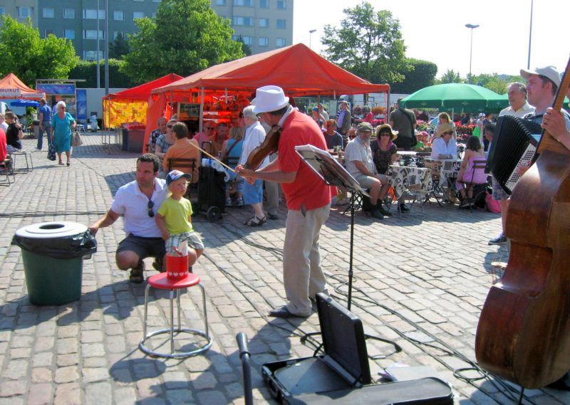 The musician plays The itsy bitsy spider.. for the little boy in the market place