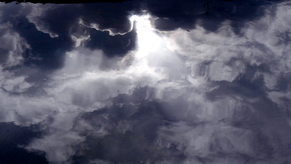 nubes en el agua