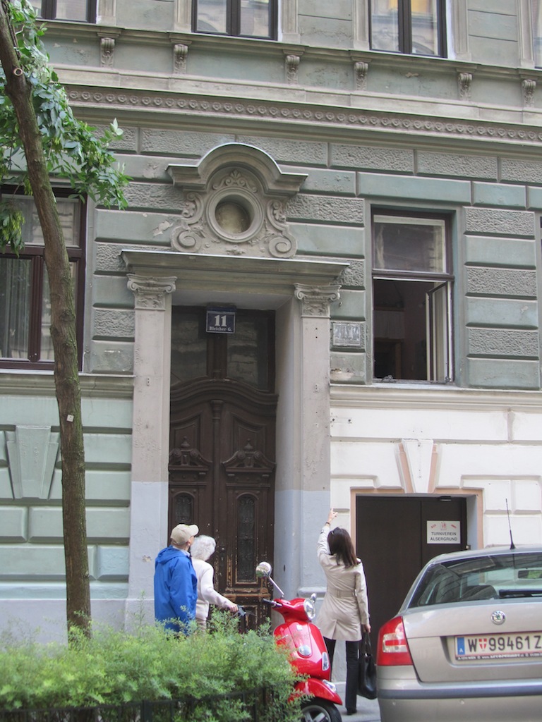 ...and the building where he lived with his parents until 1938