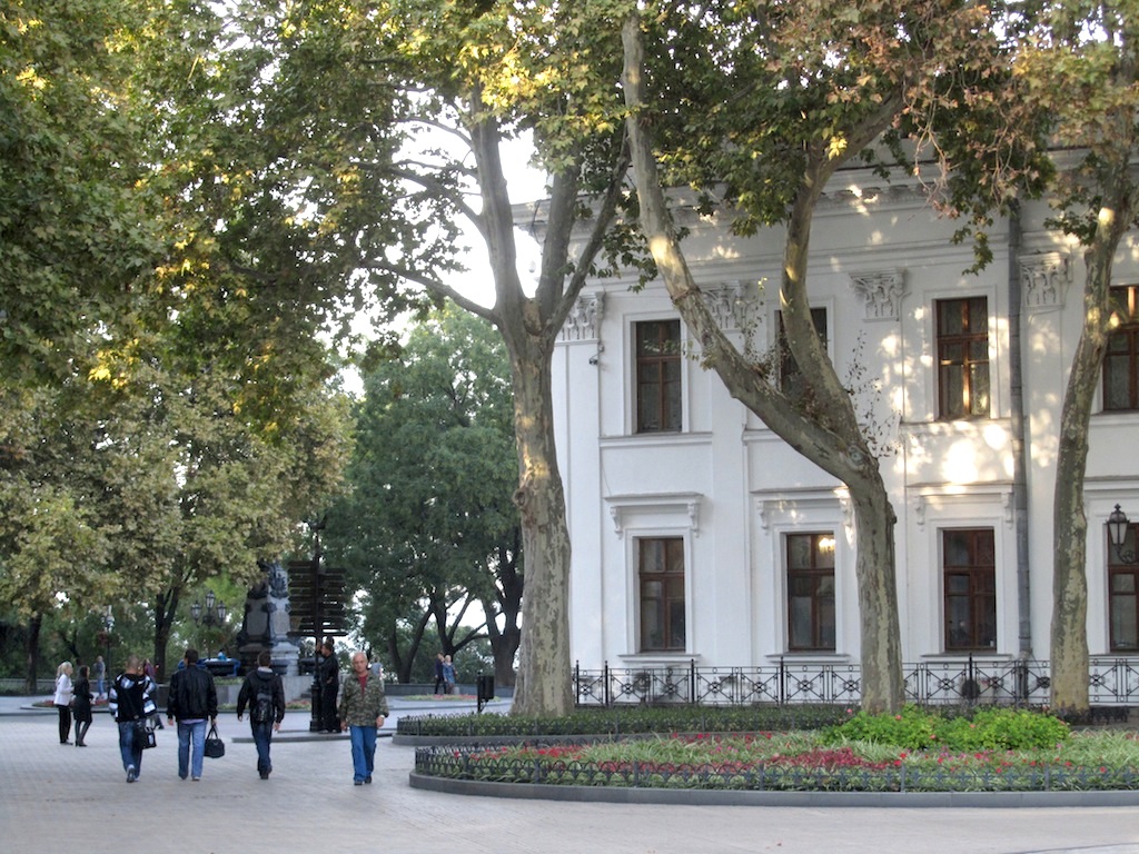 we pass thru the city hall area, a large park and promenade