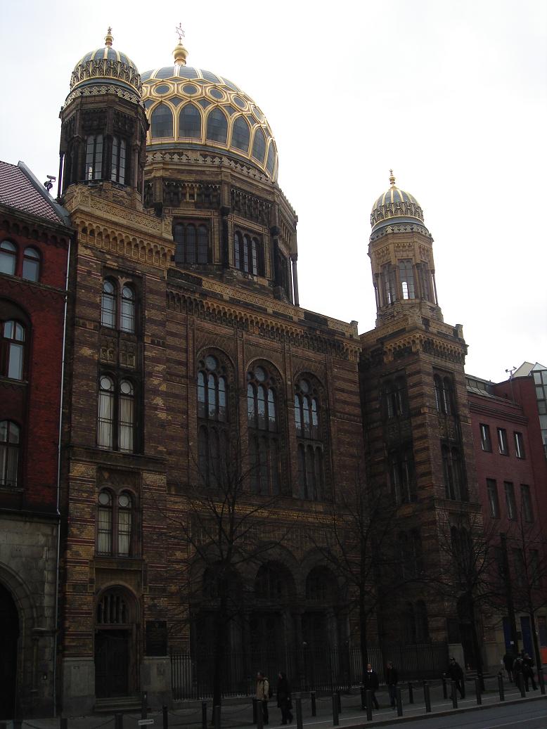 the Neue (New) Synagoge (new in 1886 and again in 1995)