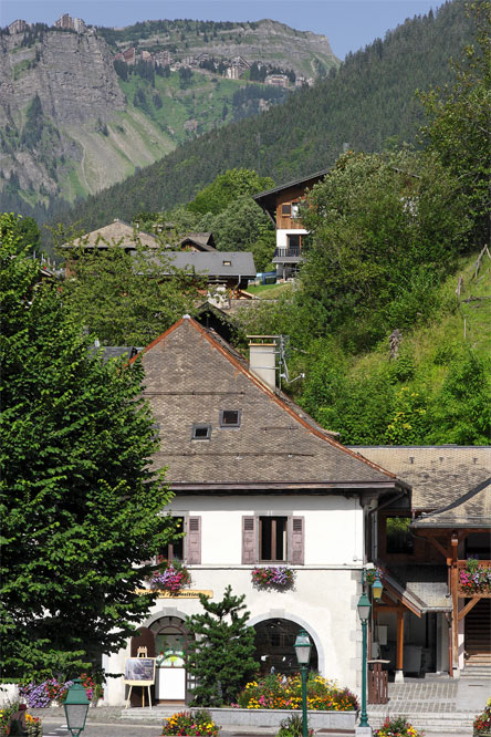 Place de lglise et Avoriaz au sommet des falaises