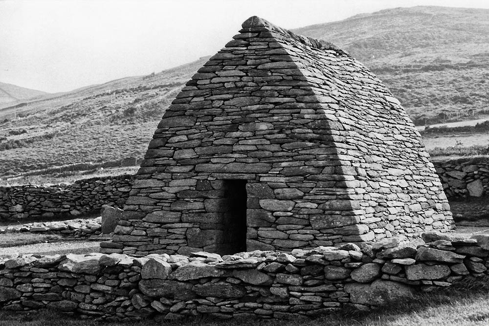 Gallarus Oratory bw.jpg