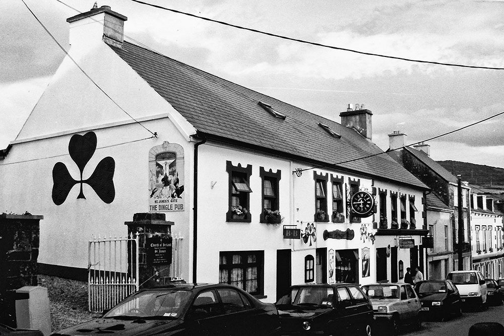 dingle pub_bw.jpg