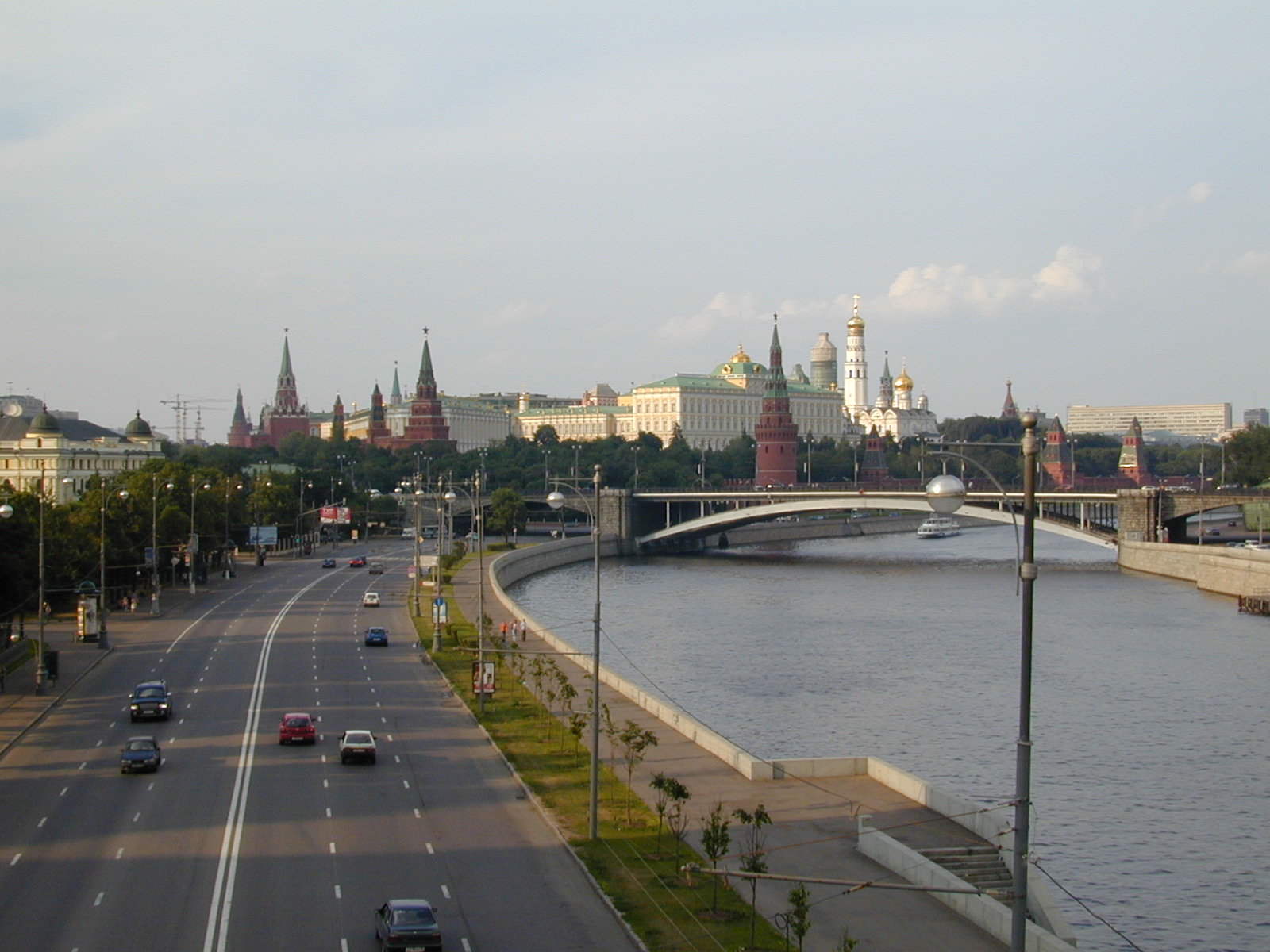 17 Kremlin 01 - from Cathedral of Christ the Savior bridge 01.JPG
