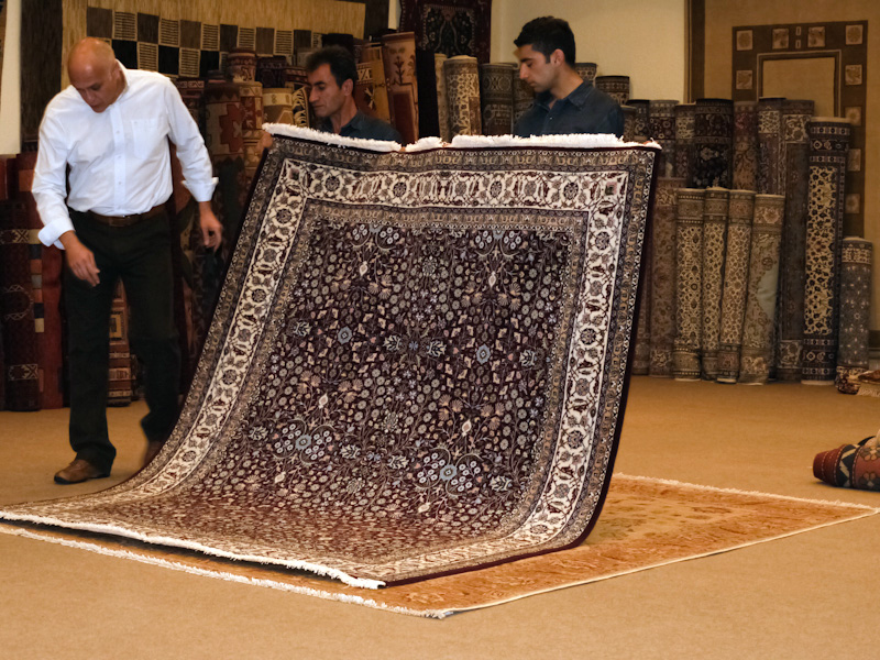 Van sacando alfombras