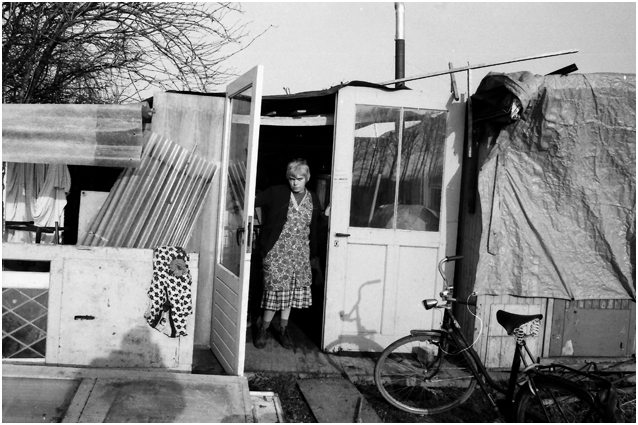 Corrie Brouns in de voordeur van haar woning ....