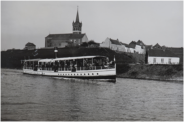 Toeristenboot vaart langs Elsloo