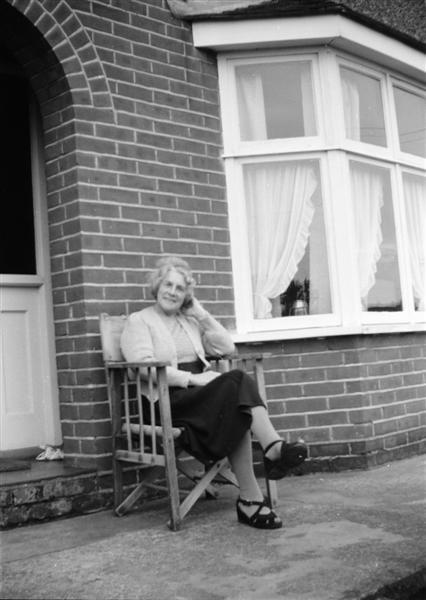 Grandmas schoolfriend Auntie Gertie_negMscan (Medium).jpg