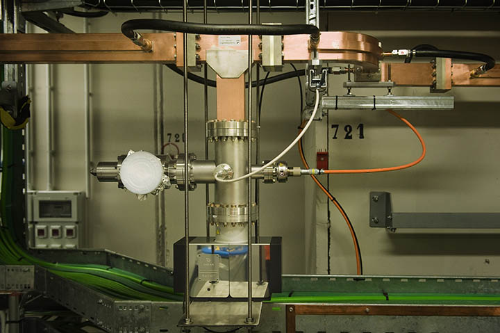 Pump for vacuum waveguide