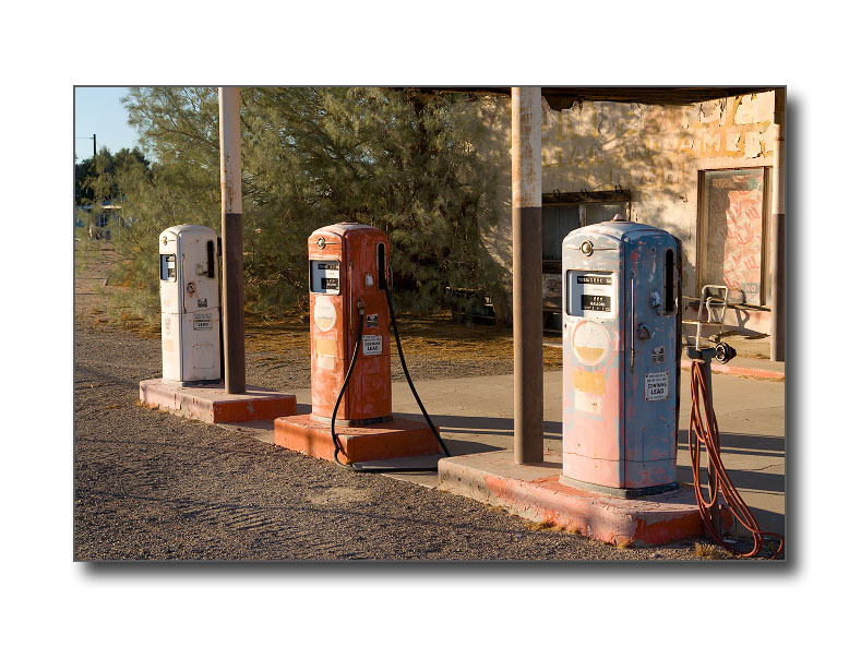 <b>Old Gas Pumps</b><br><font size=2>Near Ludlow, CA