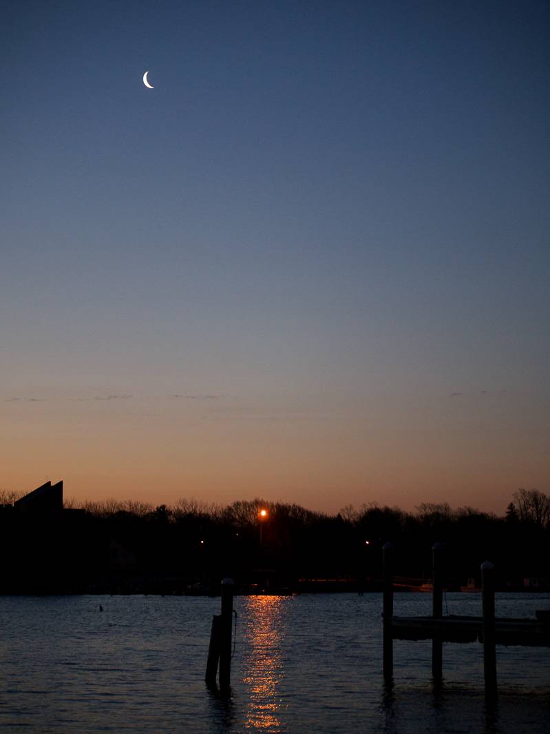 pbase Setting Moon on March 22 2009 P1000940.jpg