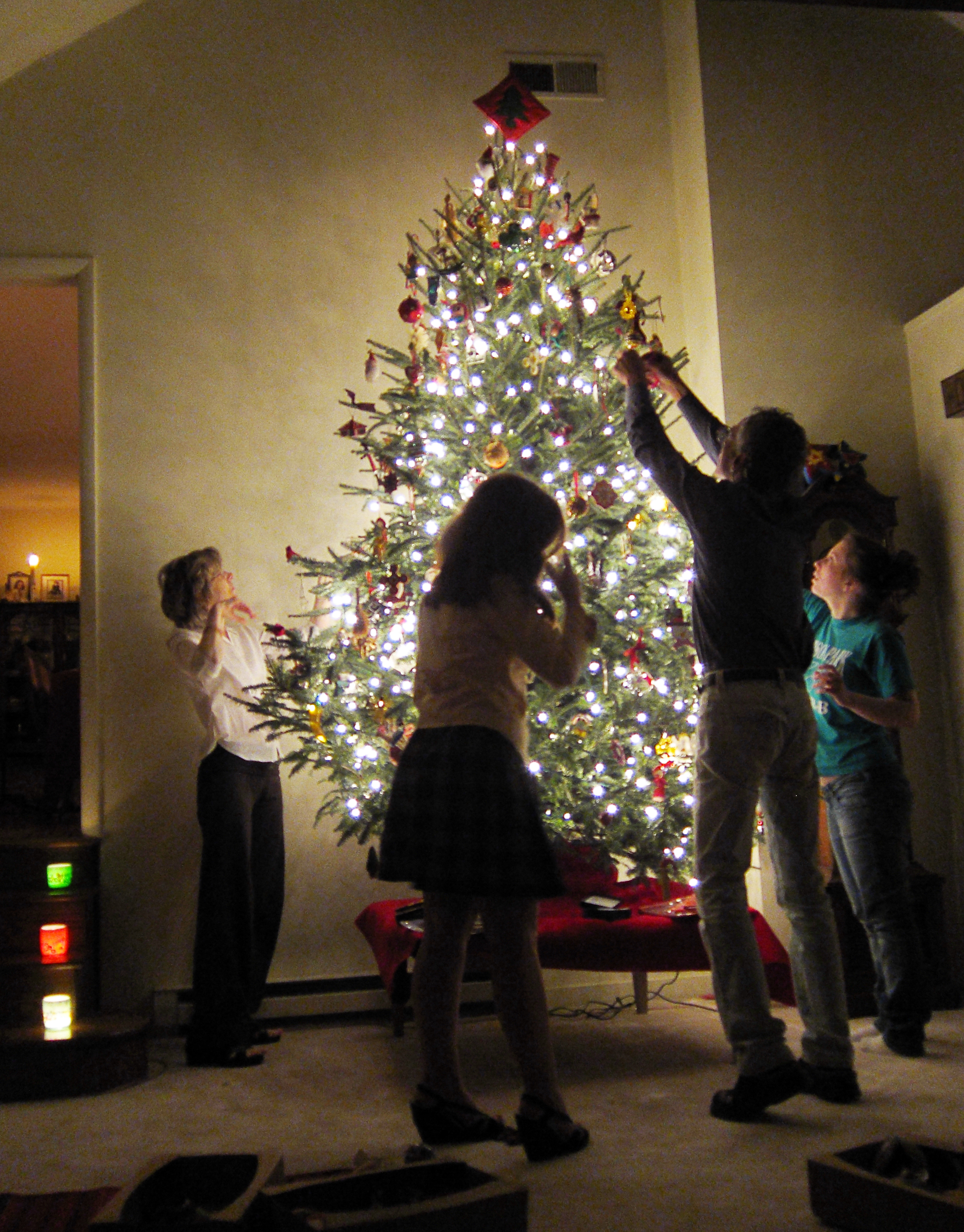 Xmas - decorating the tree