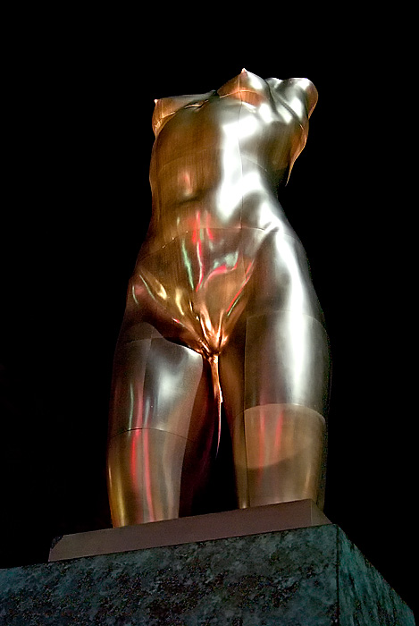 Statue in middle of Rodeo Drive