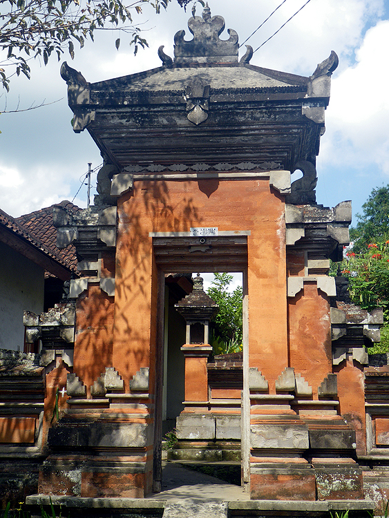 Balinese gateway