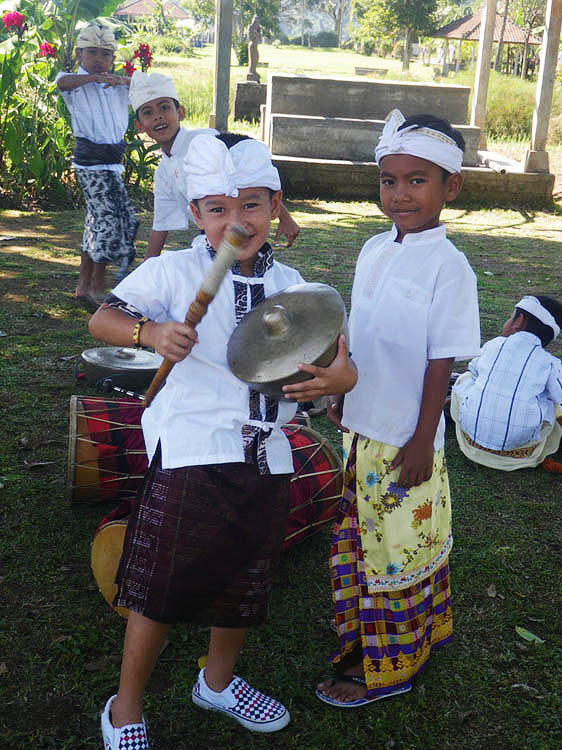 Children at Lake Bratan