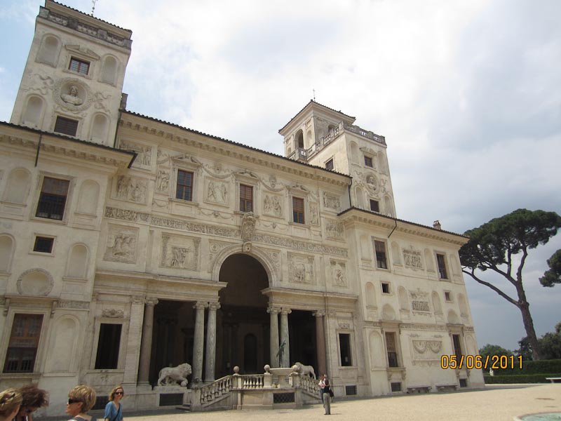  Villa Medici courtyard.