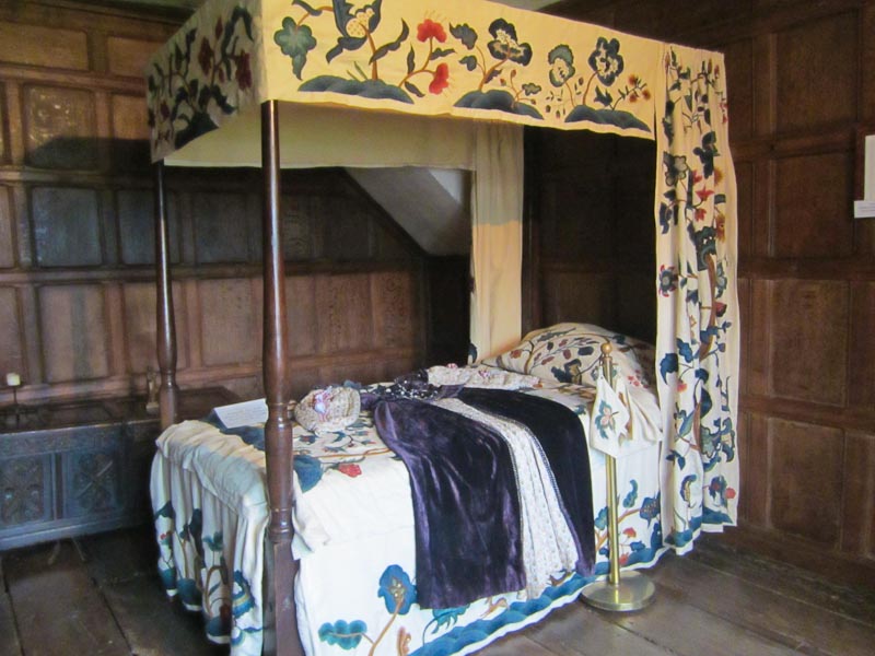Harvington Hall, Elizabethan four poster bed and dress