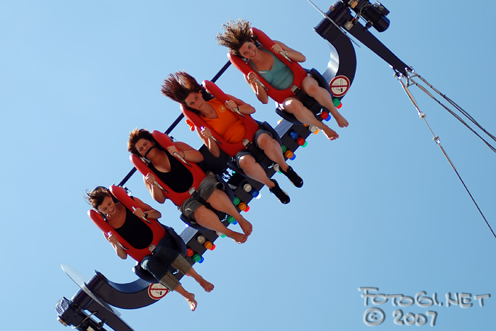 smiling? well,.... not all of them :-)      (Sky Swing, Vienna Amusement Park Prater)