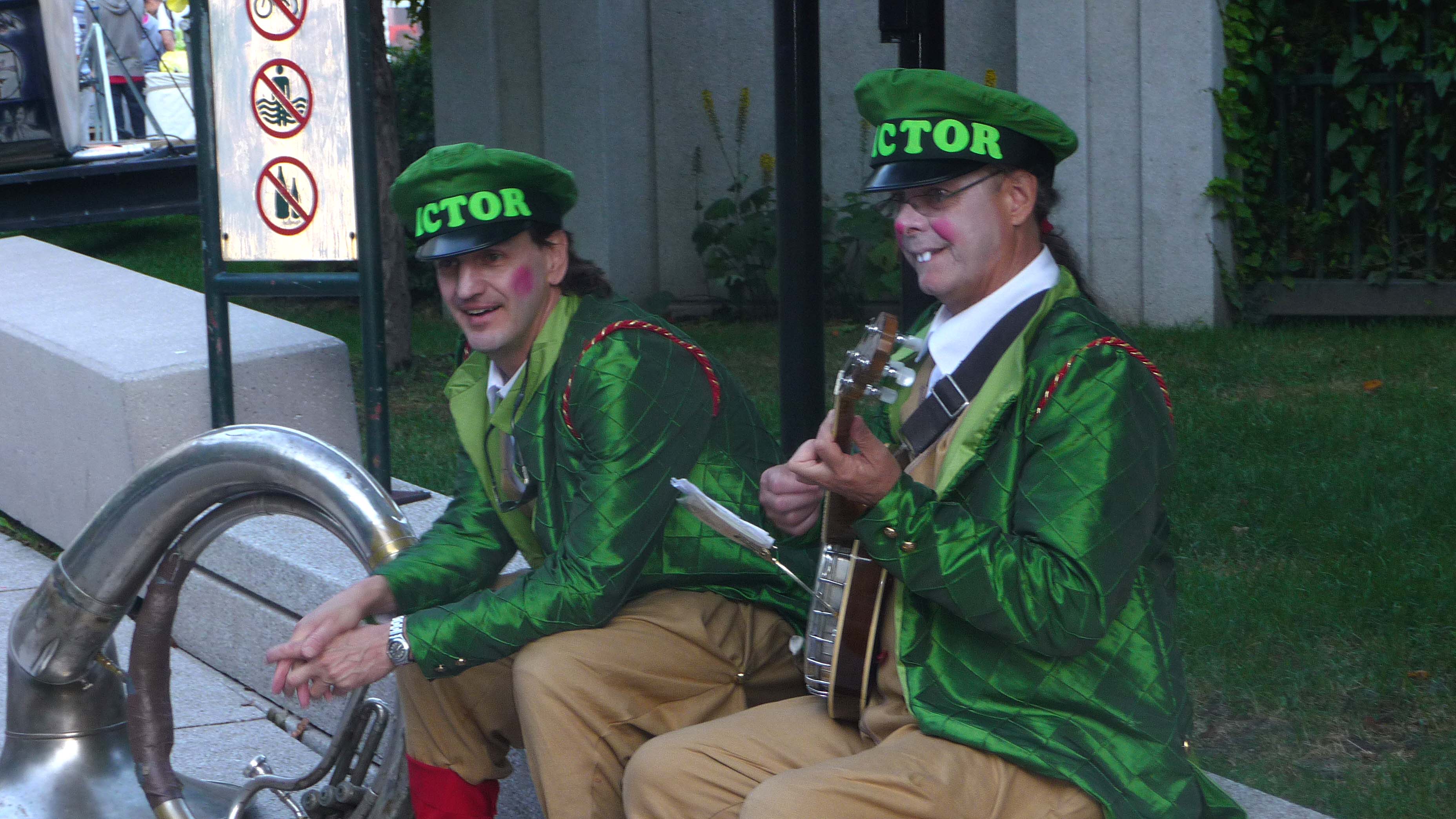 Strange musicians at the Just for Laughs festival. Dont you love the buck teeth?