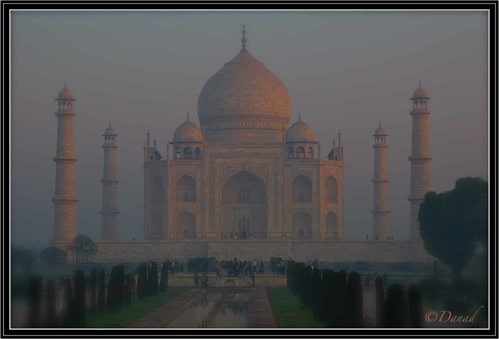 Aurore Hivernale sur le Taj Mahal.