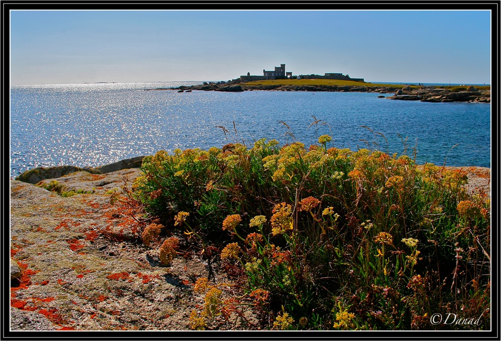 Pointe Trvignon. On the Horizon : Glnan Islands.