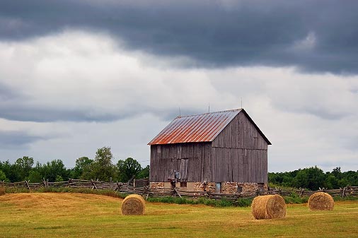 Barn Under Looming Sky 62155