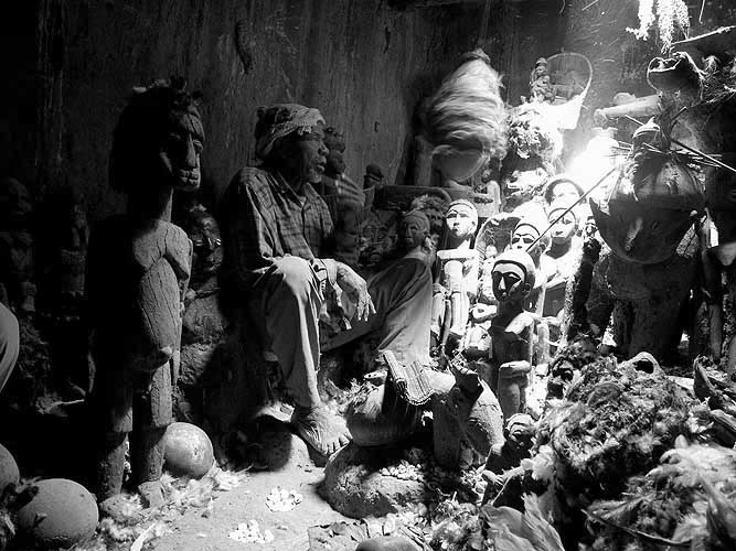 Dans la chambre de consultations du devin et gurisseur Sib Tadjalt (peuple Lobi)  Kerkera, Burkina Faso