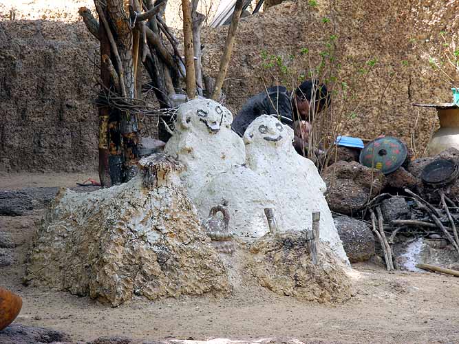 Statues des anctres dans la cour dune famille Lobi   Kampti, Burkina Faso