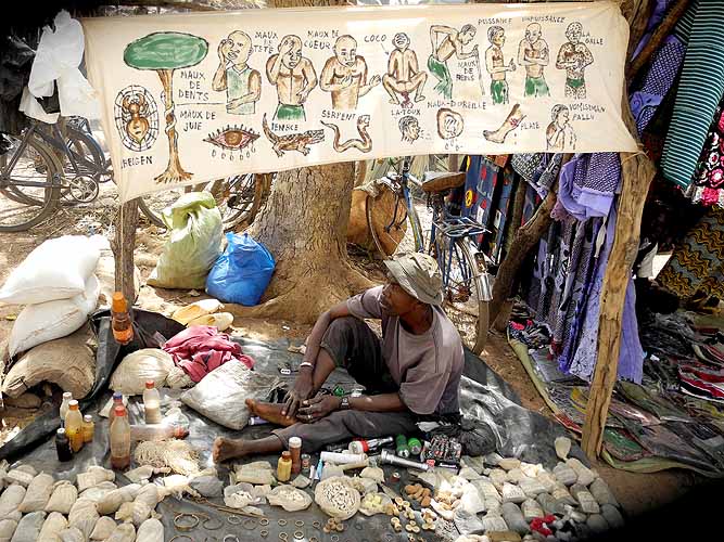 Gurisseur traditionnel sur le march de Toumousseni, Burkina Faso