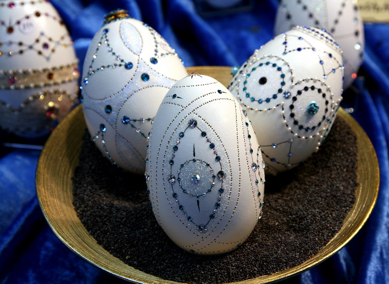 Oeufs ajours, incrusts de cristal