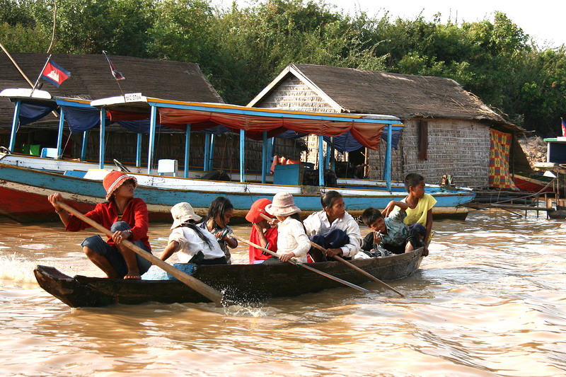 Ecoliers, prs du lac Tonle Sap - Cambodge
