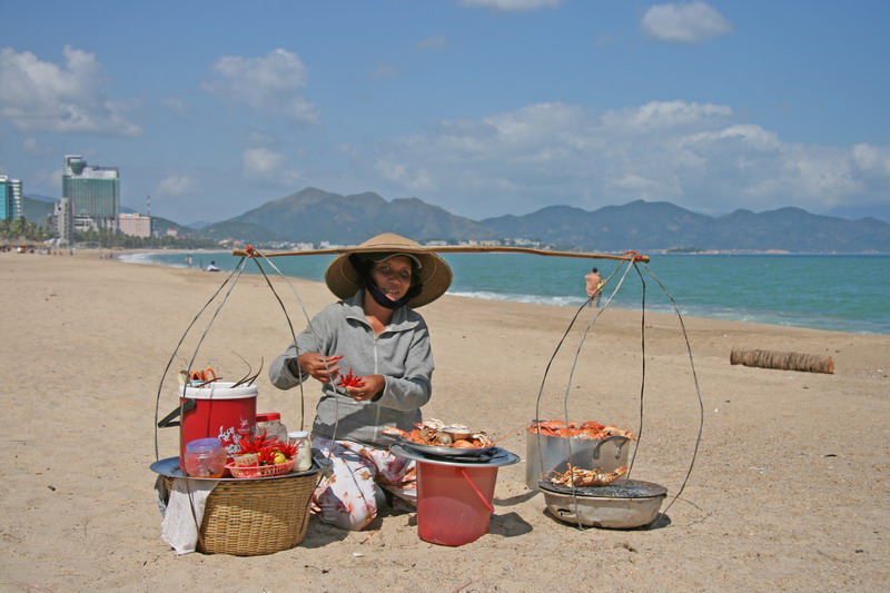 Vendeuse de crustacs sur la plage de Nha Trang