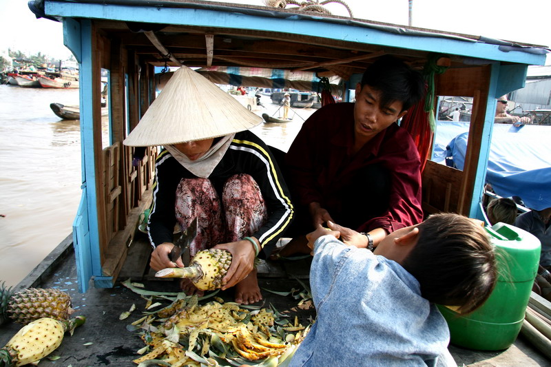 Prparation et vente dananas sur le Mkong - Vietnam