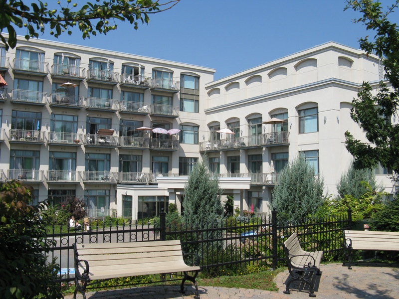 Rsidence Soleil face  la murale de la rue Frontenac.JPG