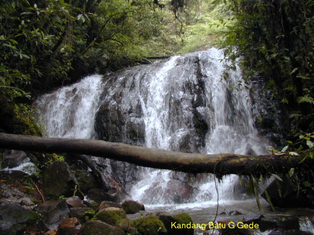 sungai kecil dibelakang air panas