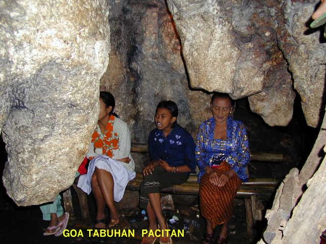 pesinden sedang melantunkan gending Jawa