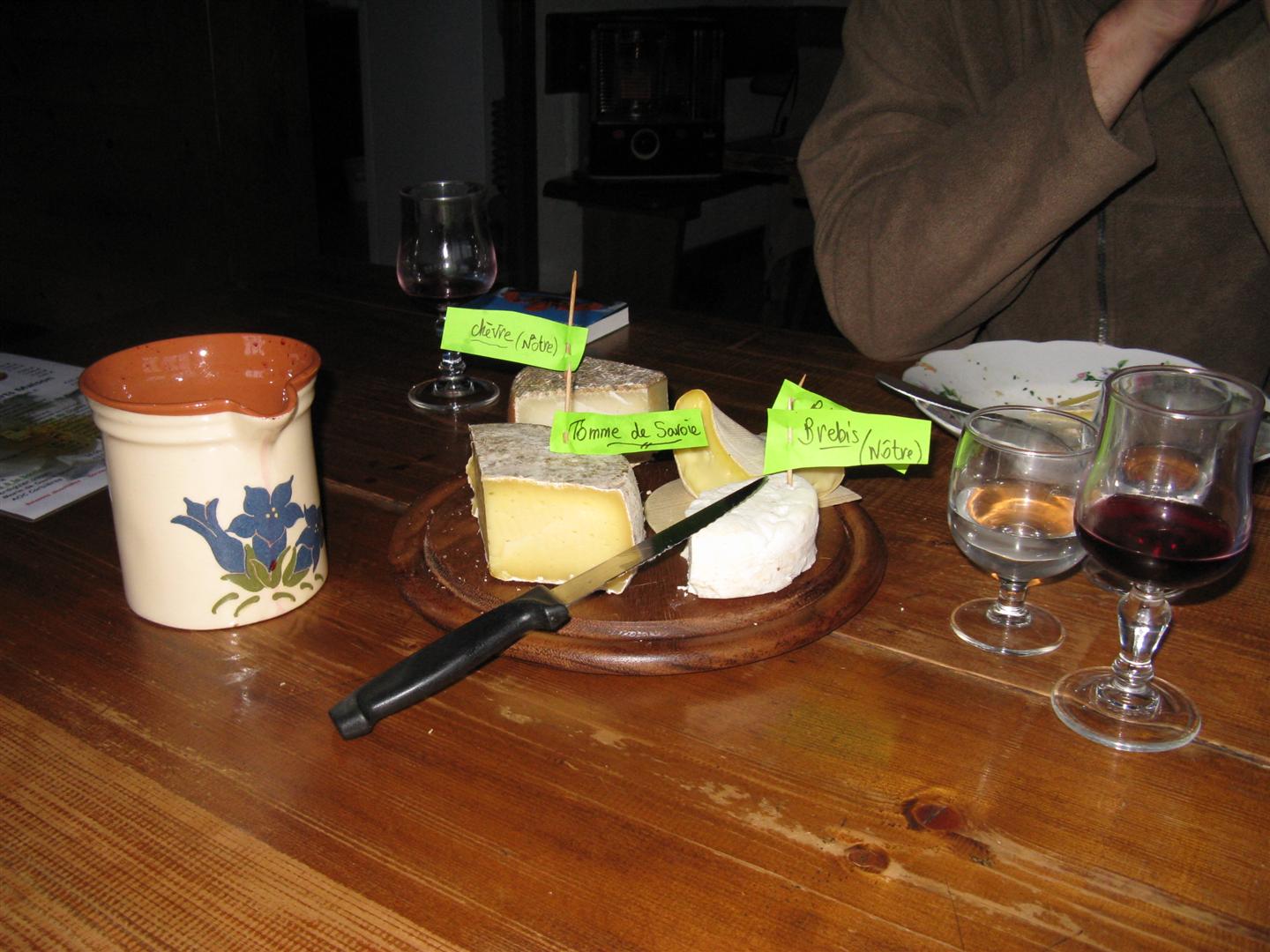 Koffie, kaasplankje, eaux-de-vie en een glas wijn. Dat is genieten.
